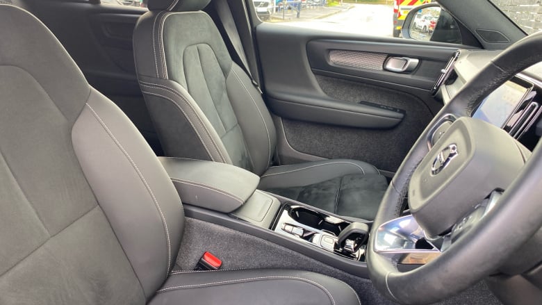 Volvo XC40 2.0 B4P Plus Dark 5dr Auto Petrol Estate